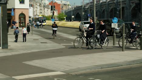 Junge-Jüdische-Mädchen,-Die-In-Ihrer-Gemeinde-Sicher-Fahrrad-Fahren