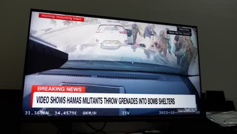 Viendo-Las-Noticias-De-última-Hora-De-CNN,-Una-Transmisión-En-Vivo-Sobre-El-Ataque-A-Israel-Por-Parte-Del-Grupo-Militante-Hamas-El-7-De-Octubre-De-2023,-Que-Mató-A-Cientos-De-Personas.