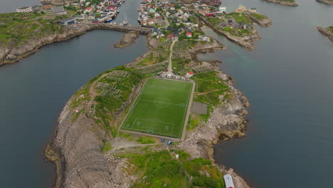 Mundialmente-Famoso-Campo-De-Fútbol-De-Henningsvær-En-Una-Isla-Rocosa,-Pintoresca-Lofoten