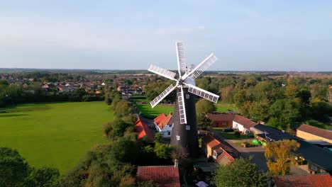 Luftvideoaufnahmen-Bieten-Einen-Einblick-In-Die-Historische-Walham-Windmühle-Und-Das-Ländliche-Geschichtsmuseum-In-Lincolnshire,-Großbritannien