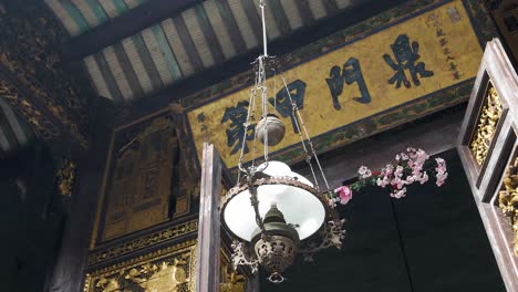 Ornamental-decoration-and-lighting-at-Pinang-Peranakan-Mansion,-Malaysia