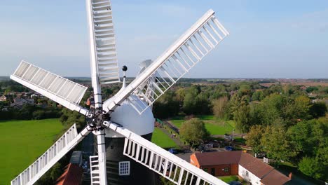 Das-Video-Von-Oben-Bietet-Einen-Atemberaubenden-Blick-Auf-Die-Berühmte-Walham-Windmühle-Und-Das-Ländliche-Geschichtsmuseum-In-Lincolnshire,-Großbritannien