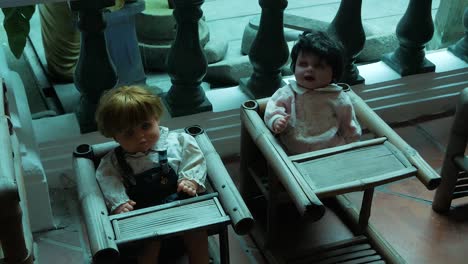 Altmodische-Puppen-In-Ihren-Stühlen,-Wie-Sie-Von-Kindern-Aus-Der-Vergangenheit-Verwendet-Wurden
