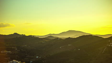 Ein-Zeitraffer-Eines-Sonnenaufgangs,-Der-Einen-Gelben-Himmel-Und-Eine-Berglandschaft-In-Spanien-Bildet