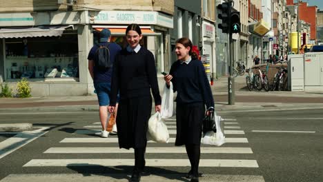 Jóvenes-Judías-Caminando-Con-Seguridad-En-Su-Comunidad.