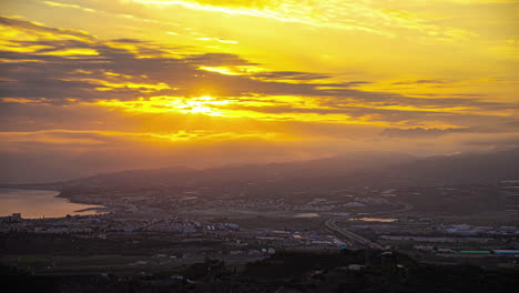 Eine-Zeitrafferaufnahme-Einer-Sonnenuntergangswolke-Und-Einer-Stadtlandschaft-Nahe-Der-Küste-In-Spanien