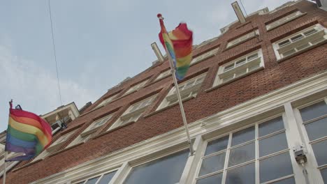 Low-Angle-Ansicht-Der-Pride-Flagge,-Die-Im-Wind-Weht