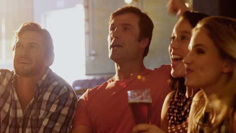 Freunde-Interagieren-Miteinander,-Während-Sie-Ein-Glas-Bier-Trinken-4k