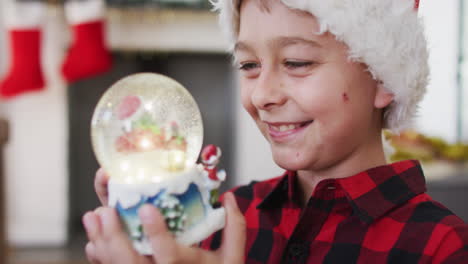 Niño-Caucásico-Celebrando-La-Navidad