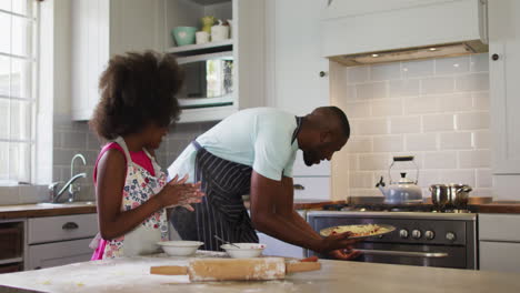 Afroamerikanische-Tochter-Und-Ihr-Vater-Backen-Gemeinsam-Pizza-In-Der-Küche