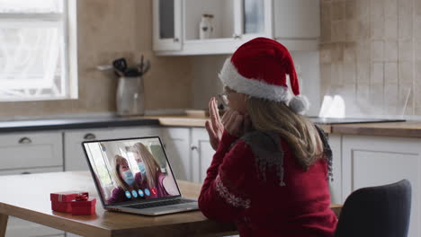 Mujer-Caucásica-Con-Sombrero-De-Papá-Noel-Usando-Una-Computadora-Portátil-En-Un-Video-Chat-Durante-La-Navidad-En-Casa