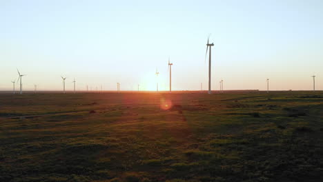 Gesamtansicht-Von-Windkraftanlagen-In-Ländlicher-Landschaft-Mit-Wolkenlosem-Himmel