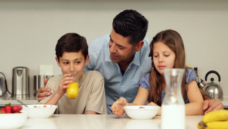 Padre-Charlando-Con-Sus-Hijos-Desayunando