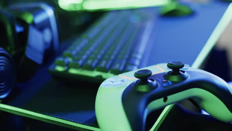 Video-Von-Gaming-Computern-Und-Gaming-Geräten-Auf-Dem-Schreibtisch-Mit-Kopierplatz-Auf-Neonfarbenem-Hintergrund