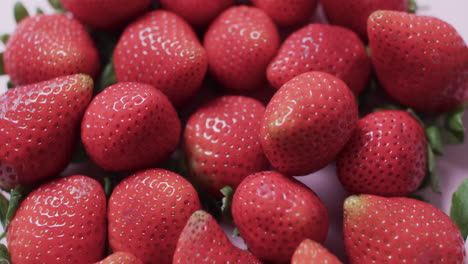 Video-De-Primer-Plano-De-Fresas-Sobre-Fondo-Rosa.