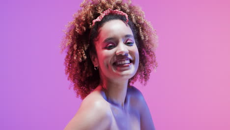 Biracial-Frau-Mit-Dunklem-Haar-In-Blauem-Und-Rosa-Licht-Mit-Kopierraum,-Zeitlupe