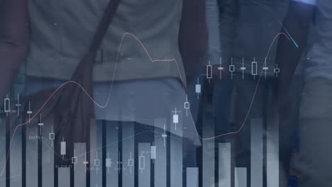 Animation-Mehrerer-Diagramme,-Die-Sich-über-Eine-Vielfältige-Menschenmenge-Bewegen,-Die-Auf-Der-Straße-In-Der-Stadt-Läuft