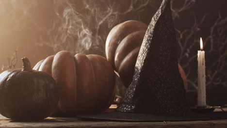 Vídeo-De-Calabazas-De-Halloween,-Sombrero,-Velas-Y-Espacio-Para-Copiar-Sobre-Fondo-Marrón