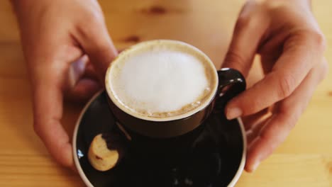 Nahaufnahme-Eines-Kaffees-Und-Der-Hände