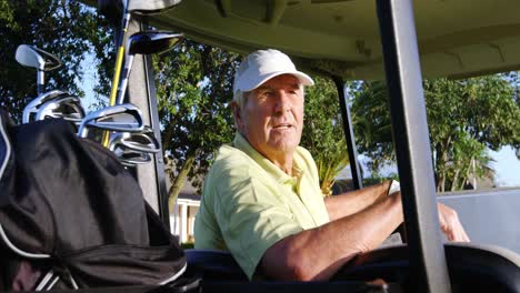 Golfer-sitting-in-golf-buggy