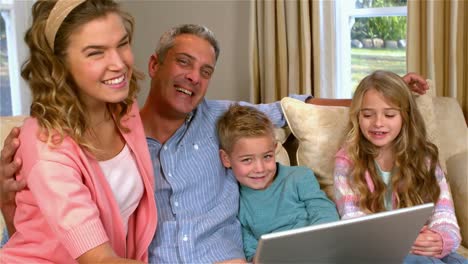 Lächelnde-Familie,-Die-Technologie-Nutzt