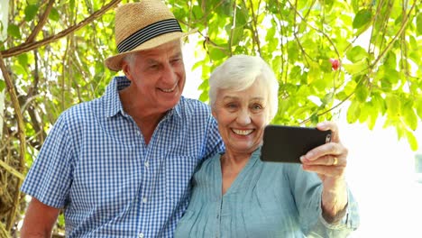 Seniorenpaar-Nutzt-Smartphone