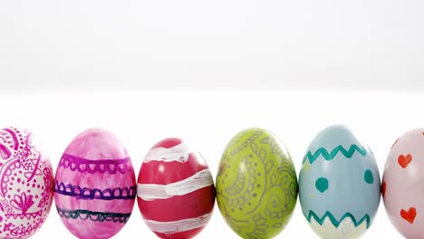Huevos-De-Pascua-Pintados-Dispuestos-En-Fila