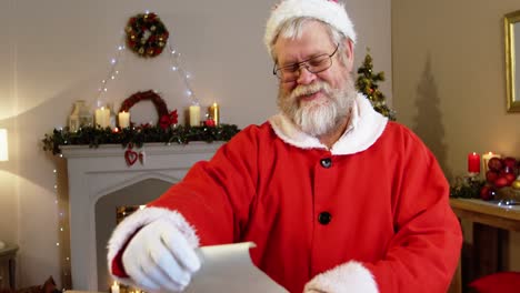 Der-Weihnachtsmann-Liest-Eine-Liste