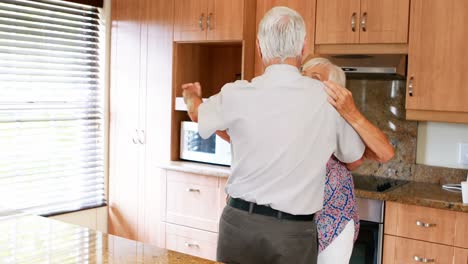 Älteres-Paar-Tanzt-Zusammen-In-Der-Küche