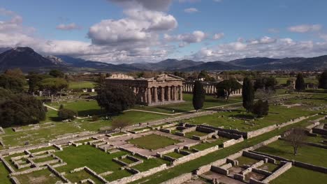 Vista-Aérea-De-Los-Templos-Griegos-En-El-Parque-Arqueológico-De-Paestum
