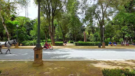 Eine-Zeitlupenaufnahme-Von-Menschen-Bei-Freizeitaktivitäten-In-Einem-Plaza-Park-In-Spanien