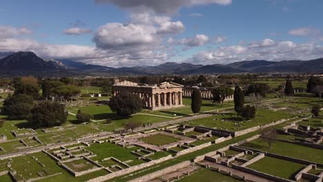 Luftaufnahme-Griechischer-Tempel-Im-Archäologischen-Park-Paestum