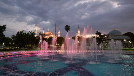 Sultanahmet-Wasserfontänen,-Die-Nachts-Beleuchtet-Sind,-Mit-Der-Blauen-Moschee-In-Istanbul