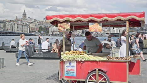 Mazorca-De-Maíz-Y-Nueces-Tostadas-Vendedor-Ambulante-En-Eminonu-Estambul