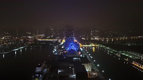 Vista-Aérea-Hacia-Atrás-Sobre-El-Muelle-Naval-Cubierto-De-Niebla,-Tarde-Tranquila-En-Chicago