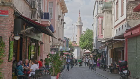 Städtische-Straßenszene-In-Den-Trendigen-Kulturellen-Bezirken-Balat-Fener-In-Istanbul