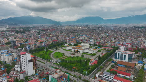 Casa-Del-Parlamento-De-Nepal,-Ciudad-Metropolitana-De-Katmandú,-Paisajes,-Colinas,-Cielo,-Nubes,-Vegetación,-Vida-Saludable-En-La-Ciudad