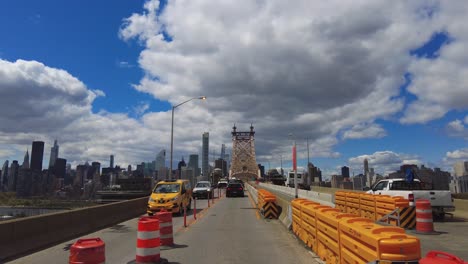 POV-Aufnahme-Der-Fahrt-Auf-Der-Queensboro-Bridge-Mit-Baustelle-Auf-Der-Brücke-An-Einem-Sonnigen-Tag-In-New-York-City