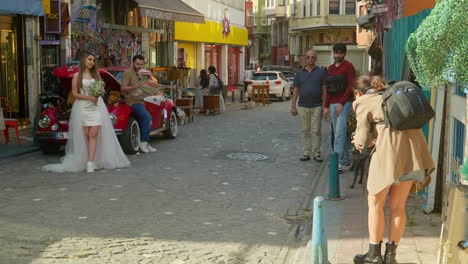 Hochzeitsshooting-Szene-Auf-Den-Straßen-Der-Trendigen-Bezirke-Fener-Und-Balat-In-Istanbul