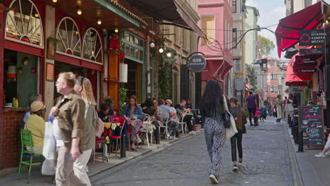 Concurrida-Escena-De-Cafés-Callejeros-En-Los-Modernos-Distritos-Urbanos-De-Balat-Fener-De-Estambul