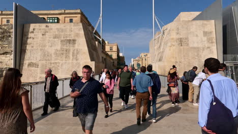 Eine-Sanfte-Aufnahme-Von-Fußgängern,-Die-In-Der-Stadt-Malta-Spazieren-Gehen-Und-Sehenswürdigkeiten-Besichtigen