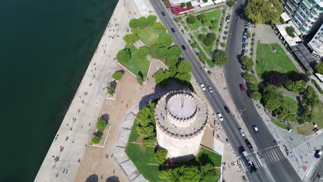 The-White-Tower-in-Thessaloniki,-Greece:-A-Scenic-Daytime-Aerial-Perspective