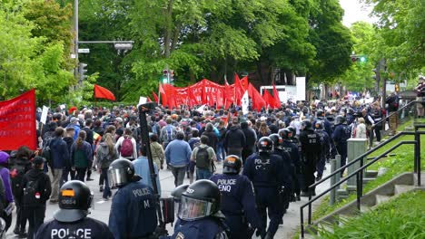 Tausende-Menschen-Marschieren-Unter-Aufsicht-Der-Polizei-Durch-Die-Straßen,-Um-Für-Ihre-Rechte-Zu-Kämpfen
