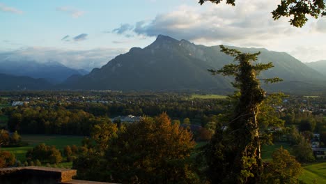 Vista-Estática-Del-Establecimiento-De-La-Montaña-Untersberg-Al-Atardecer-En-El-Mirador-De-Salzburgo