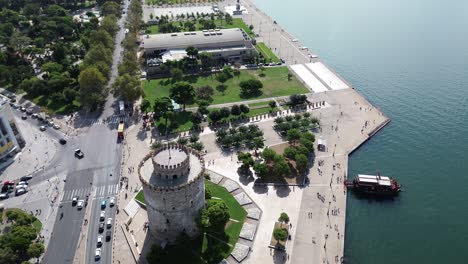 The-White-Tower-in-Thessaloniki,-Greece---Stunning-4K-Daytime-Aerial-Shot