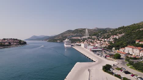 Puerto-De-Dubrovnik:-Majestuoso-Crucero-Amarrado-Con-Un-Pintoresco-Telón-De-Fondo-Costero