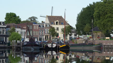 Historische-Schiffe-Und-Boote-Im-Hafen-Von-Gouda,-Niederlande---Breit