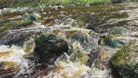 Eine-4K-Aufnahme-Vom-Fluss-Bis-Zu-Den-Powerscourt-Falls-In-Irland