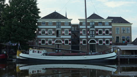 Barcos-De-Transporte-Históricos-En-El-Puerto-Del-Museo-Gouda,-Museumhaven-Gouda,-Países-Bajos