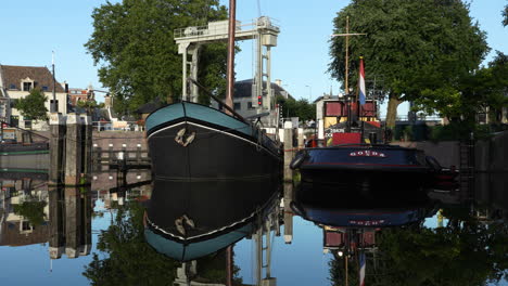 Alte-Segelboote-Im-Hafen,-Museum-Haven-Gouda,-Niederlande-–-Breit